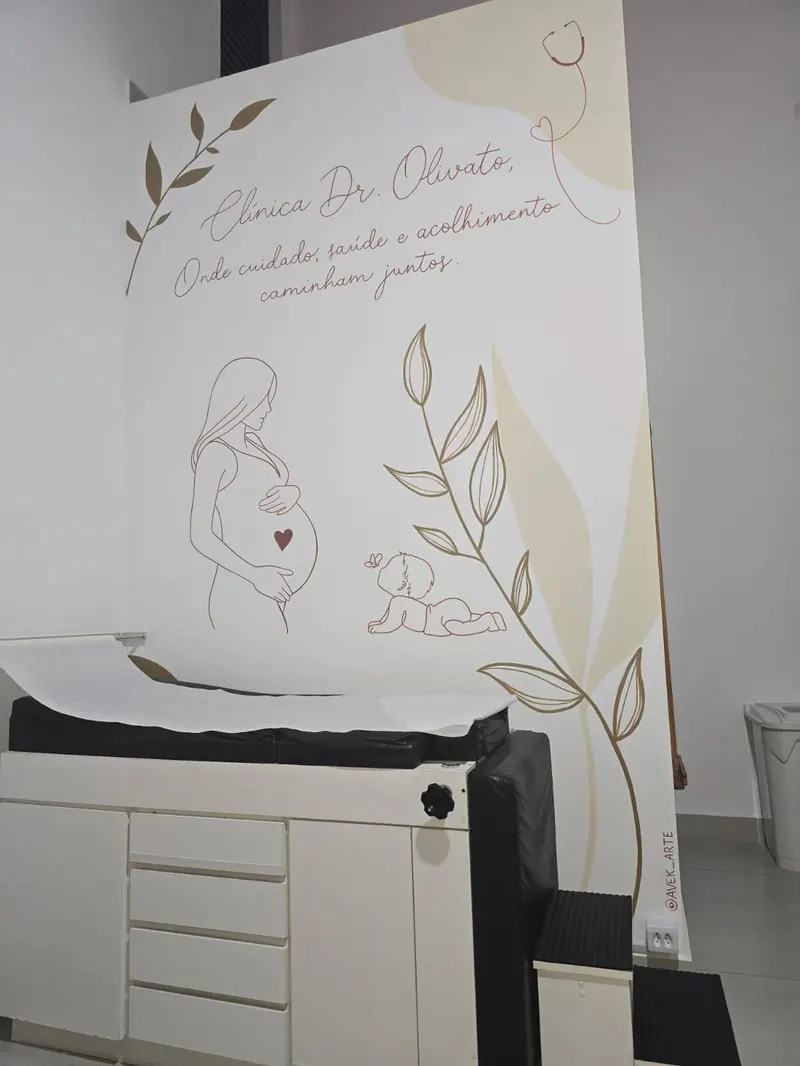 Sala de ultrassonografia com mural ilustrado de gestante
